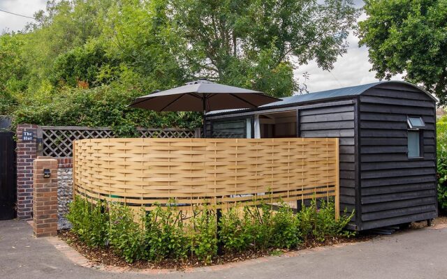Gorgeous Shepherds Hut - Walk to Beach Pub