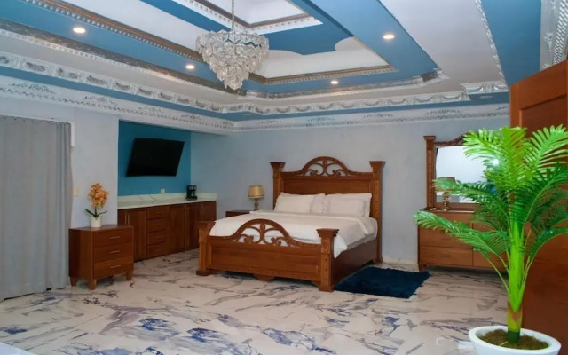 Hotel pool city