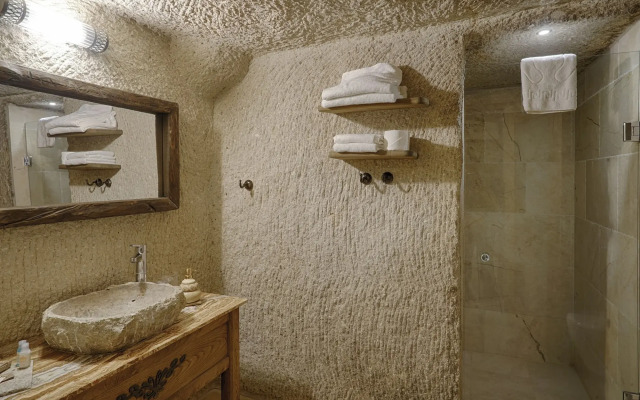 Hera Cave Suites