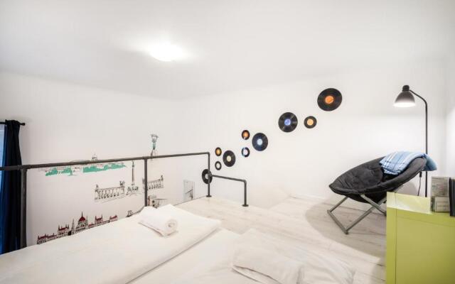 BpR Vinyl Style Studio Home with A/C