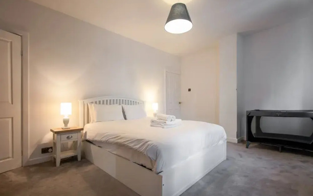 Contemporary Home in Friendly Easton - Free Parking
