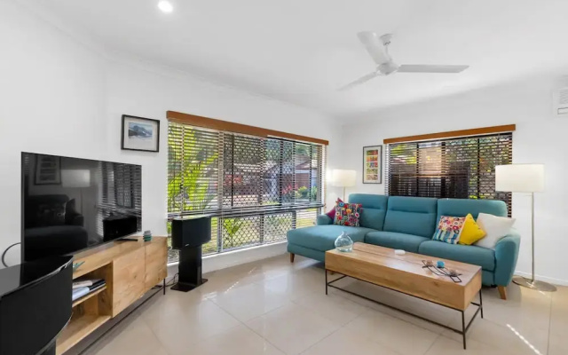 3-bed Family Home With Pool & BBQ by the Beach
