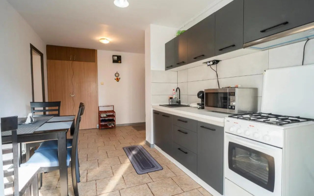 Rustic & Spacious 3br Apartment