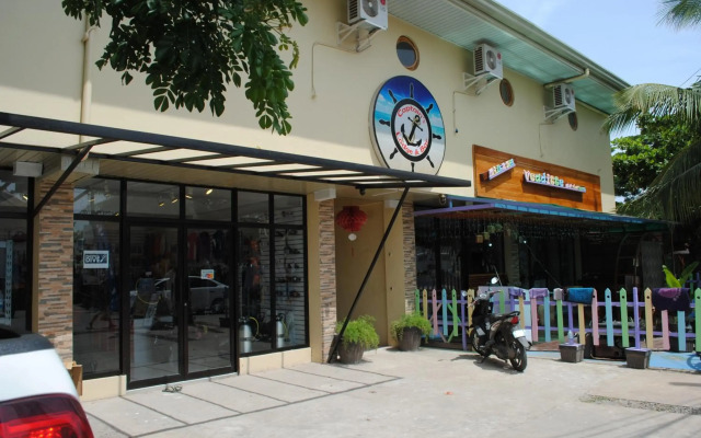 Captain's Lodge and Bar