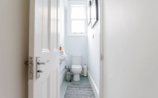 Earls Court Apartments by BaseToGo