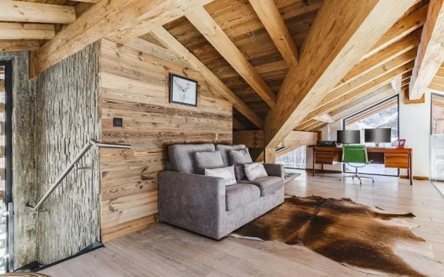 Chalet Black Squirrel Luxury Retreat With hot tub Sauna