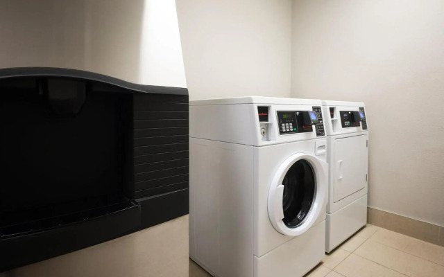 Holiday Inn Express & Suites DFW - Grapevine by IHG
