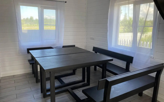 Дом у пруда