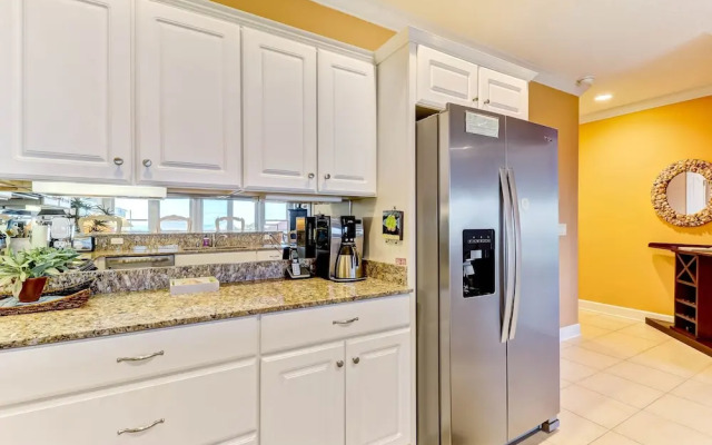 Pet Friendly Condo with Private Parking and Elevator by RedAwning