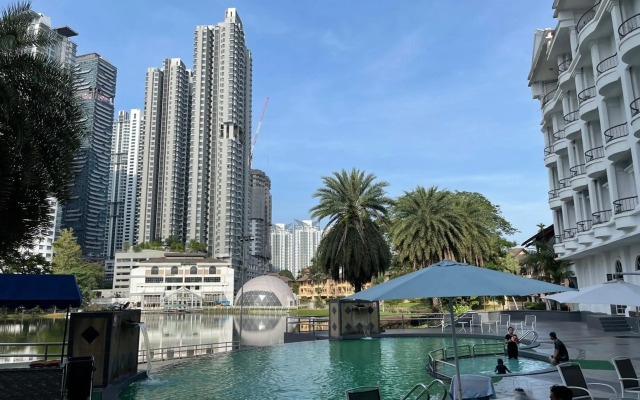 Flamingo Hotel by The Lake