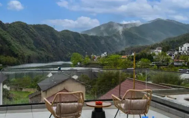 No. 8 Hong Village Holiday Inn in Ningguo