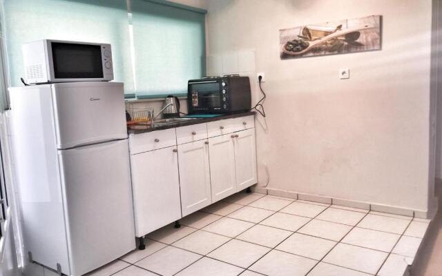 Renovated apt 100m from beach WiFi AC