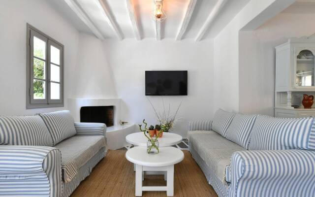 Santa Flora 3 Bedroom House – Parikia’s Edge