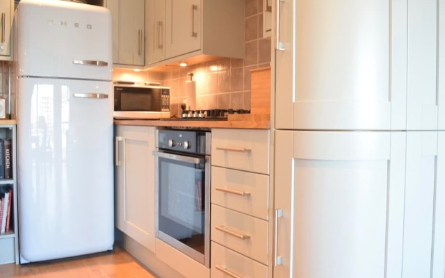 Newly Refurbished Thameside Apartment