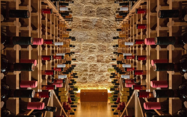 10GR Boutique Hotel and Wine Bar