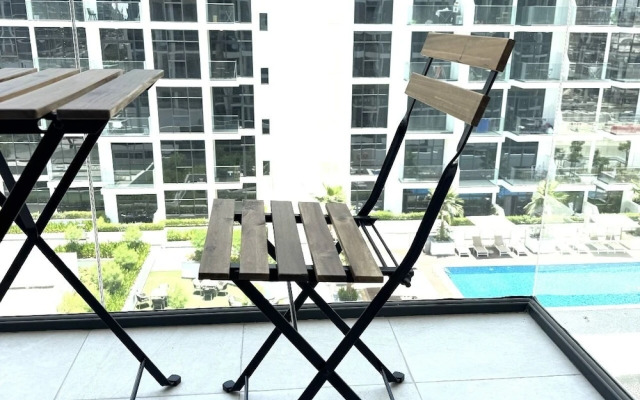 Tranquil 1BR Escape With Pool View in Meydan