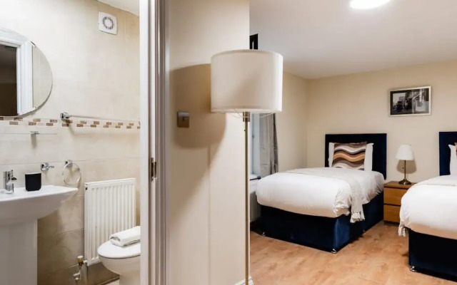 Warm Apartments in Queensway
