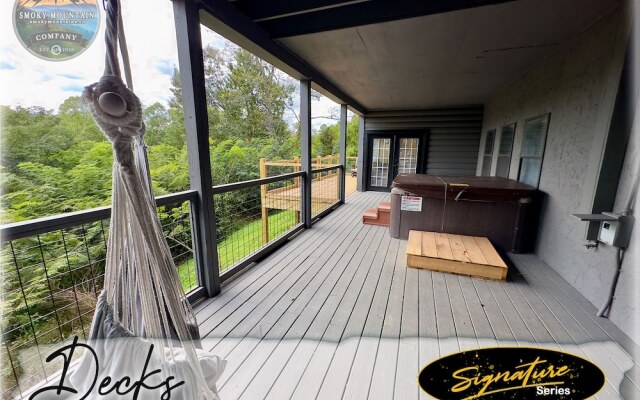 Tennessee Treasure 11 Beds Pool Theater