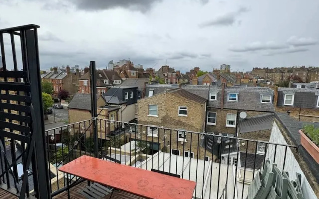 Homely Flat W/terrace, 3 Mins to Battersea Park