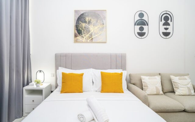 Tanin - Sleek Studio Offering Unobstructed City Views