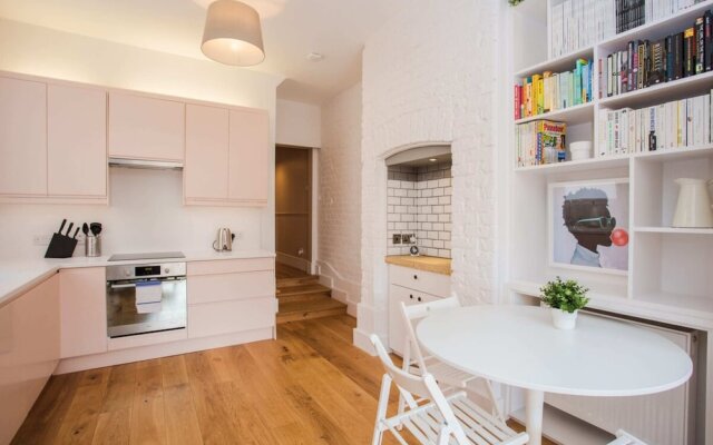 Stylish & Modern 3 Bed Flat in NW London With Garden