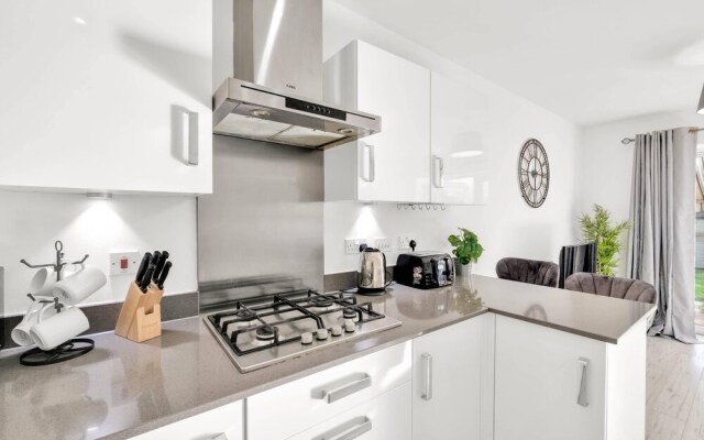 Foxherne 5Bdrm 3BA Serviced House Slough