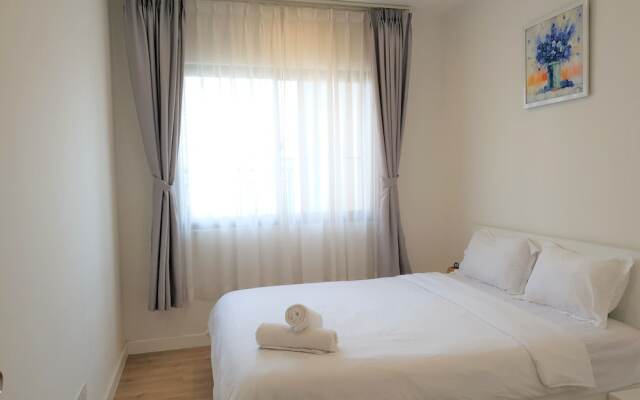 Ami Splendid Rooftop Pool