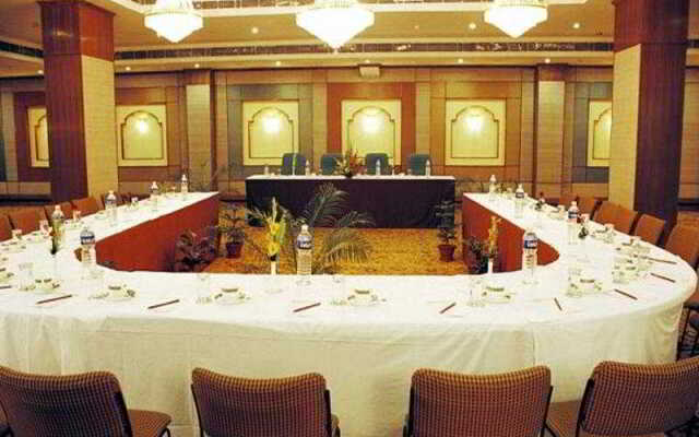 Hotel Meraden Grand