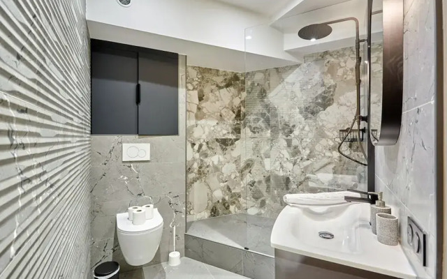 Superb Parisian Apartment / Pere Lachaise