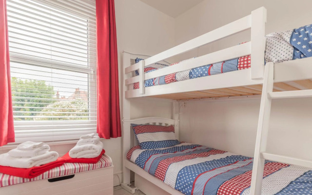 Sea Glimpses with free parking and garden