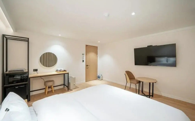 Brown Dot Hotel Gumi