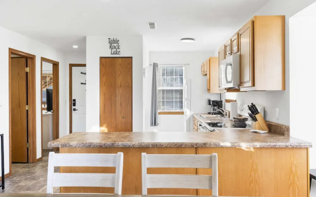 Scenic Lakeview Stay for 5!