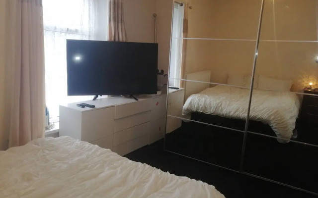 Room-charming Bradford Room to Rent With