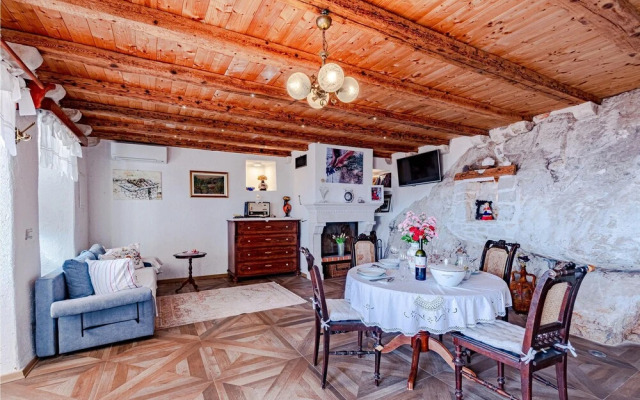 Beautiful Home in Mokalo With Wifi and 2 Bedrooms