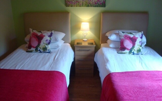 Woodpecker Lodge With Hot Tub Near Cupar, Fife