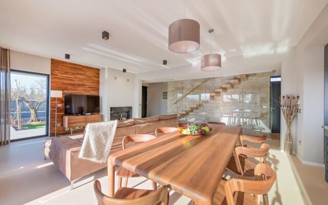 Luxurious Villa in Porec With Jacuzzi