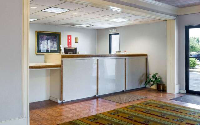 Econo Lodge Canton I-55