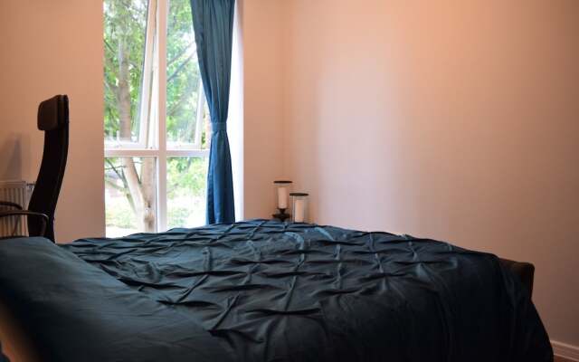 Modern 1 Bedroom Apartment With Balcony