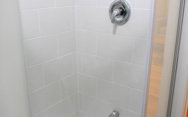 Amazing 1 Bedroom Apartment near Mall