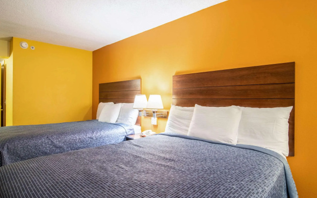 Econo Lodge At Six Flags