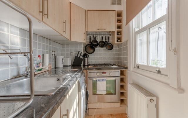 Cosy 1 Bed Basement Flat in Shepherds Bush