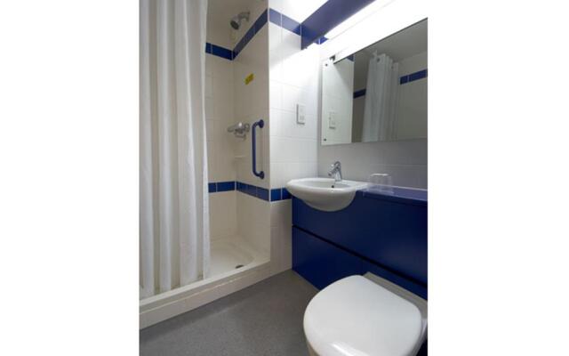 Travelodge Nottingham EM Airport Donington Park M1