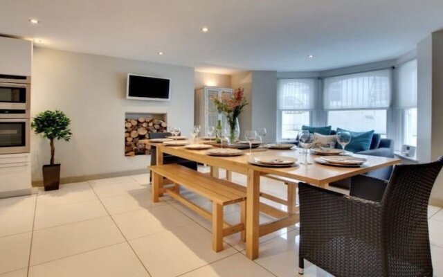 A Large, Beautifully Styled Home in Brighton Sleeps12
