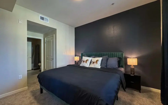 Modern Comfort W Pool GYM Parking 10 Min to Cedars