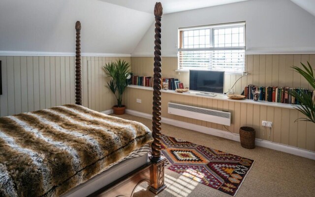 Garden House / 5-bed Home on Osea Island, Essex