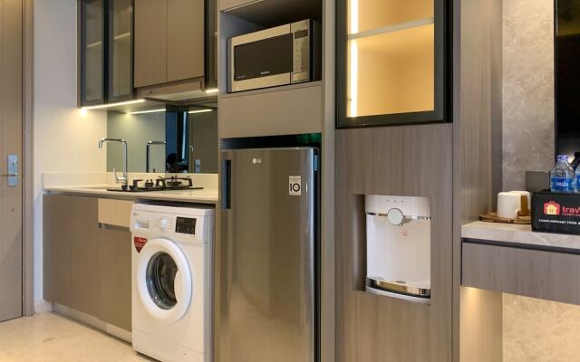 Warm And Modern Look Studio Room At Gold Coast Apartment