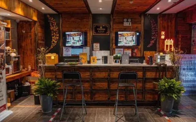 Chao Featured Hotel (Jiaxiulou Qingyun Market)