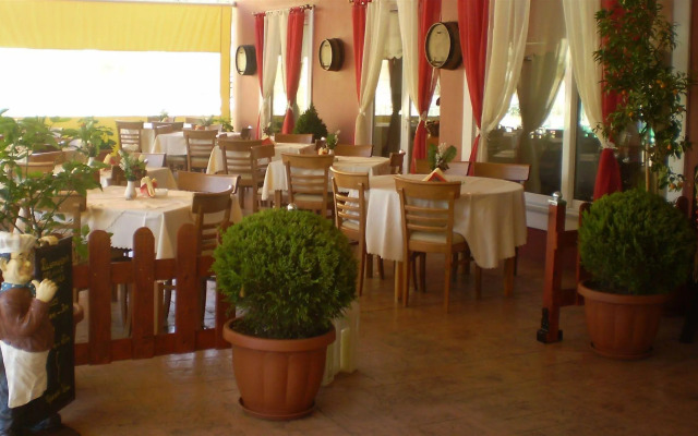Damia Hotel & Apartments