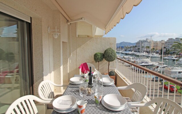 Peaceful Apartment in Empuriabrava with Terrace near Beach