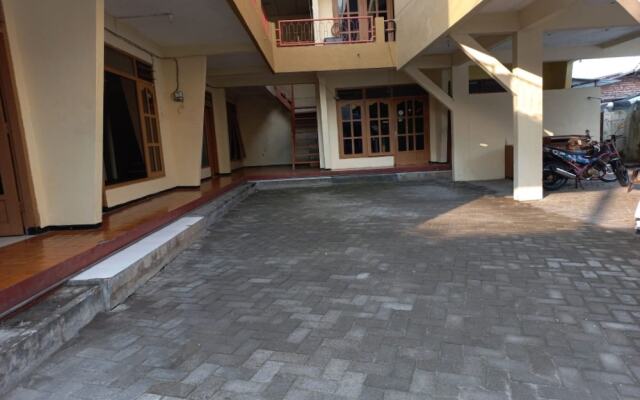 OYO 90757 Am'key Villa Tretes 1